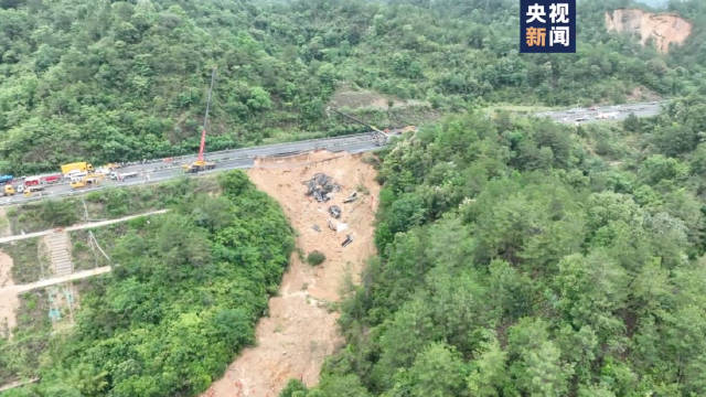 广东梅大高速路面塌陷致24人死亡 应急管理部已派工作组赶赴现场